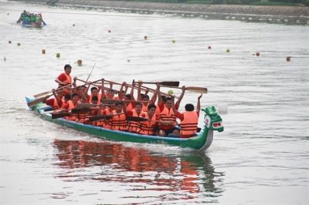 Hô Chi Minh-Ville salue la Nouvelle Année par des courses de pirogues